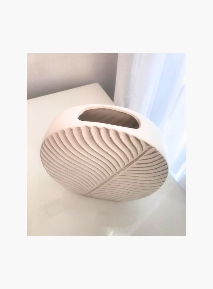 Flat leaf ceramic vase cream and gold